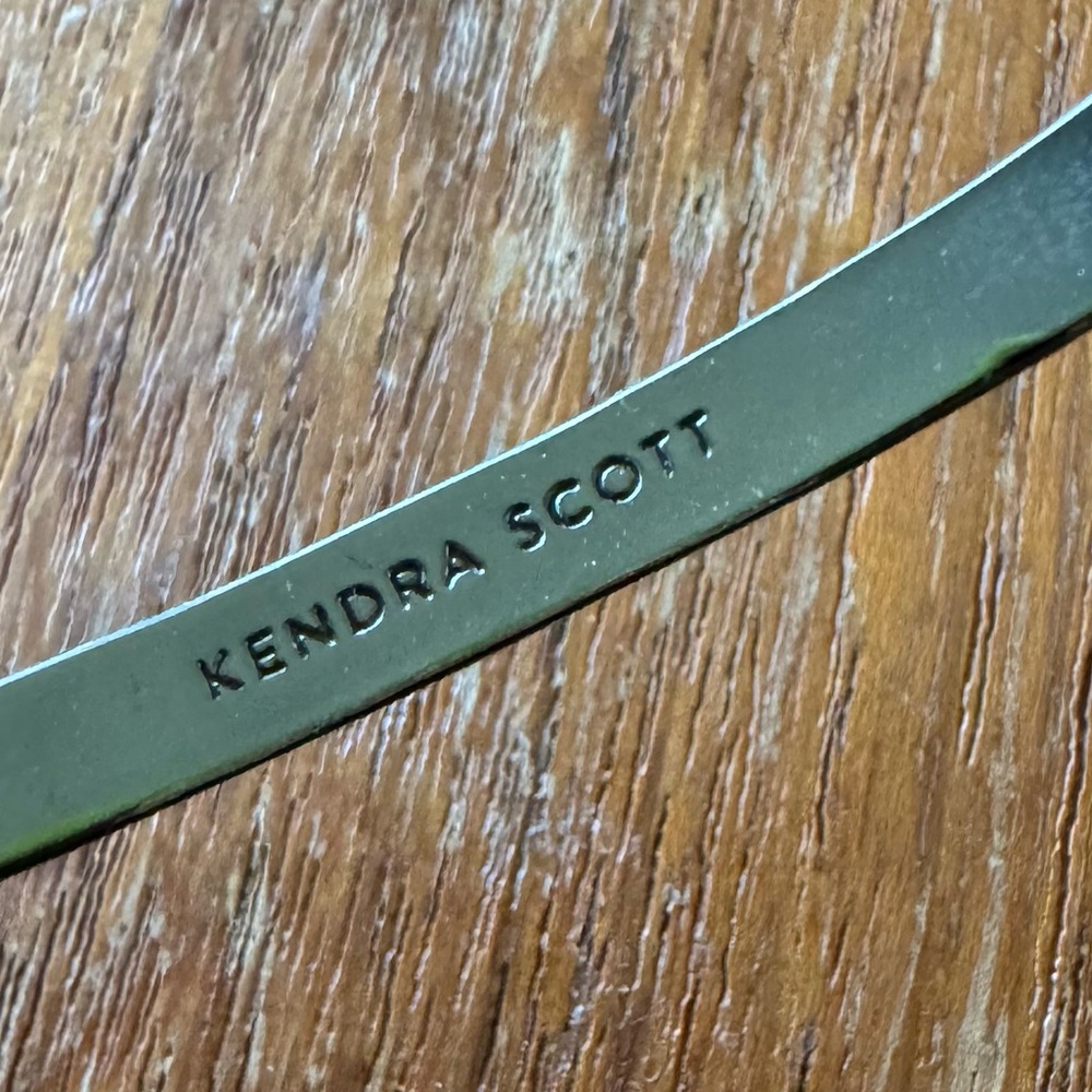 Kendra Scott Elton pinch cuff bracelet in gunmetal-tone w/ abalone shell stones - Picture 4 of 10